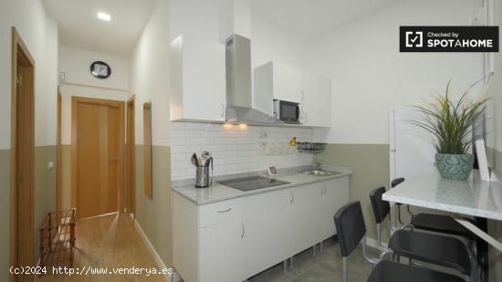 Se alquila preciosa habitación en apartamento de 4 dormitorios en El Raval - BARCELONA