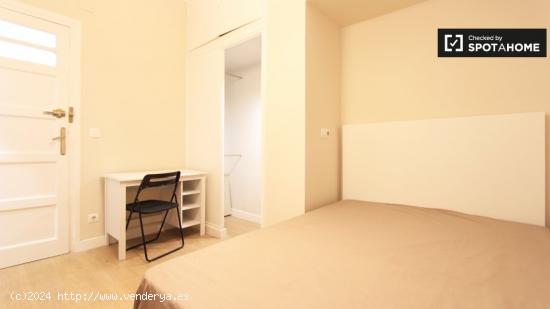 Habitación acogedora con estantería en piso compartido, Salamanca - MADRID