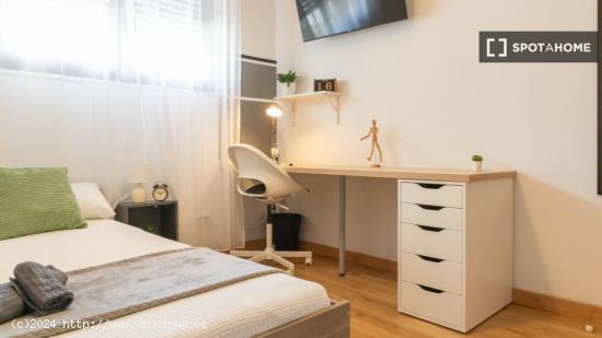 ¡Habitaciones en alquiler en un piso de 7 habitaciones en Madrid! - MADRID