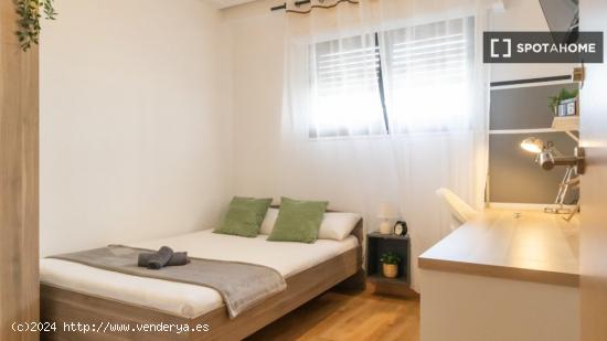 ¡Habitaciones en alquiler en un piso de 7 habitaciones en Madrid! - MADRID