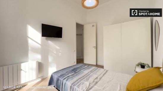 Se alquila habitación en piso de 7 habitaciones en Barcelona - BARCELONA