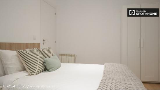 Se alquila habitación en piso de 7 dormitorios en Madrid - MADRID