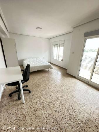  Se alquila habitación en piso compartido en Valencia - VALENCIA 