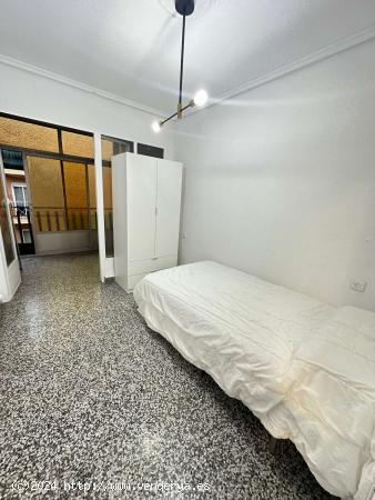  Se alquila habitación en piso compartido en Valencia - VALENCIA 