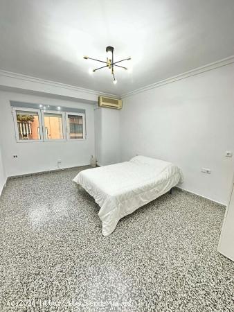  Se alquila habitación en piso compartido en Valencia - VALENCIA 