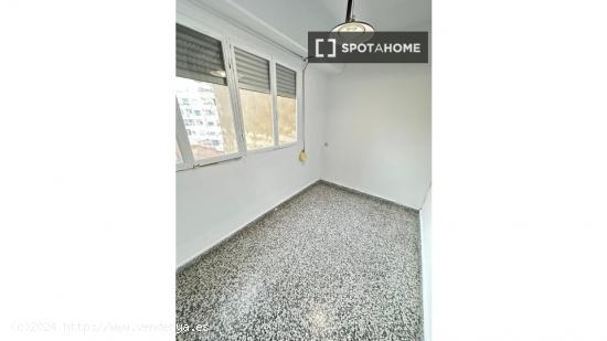 Se alquila habitación en piso compartido en Valencia - VALENCIA