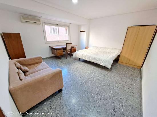  Se alquila habitación en piso compartido en Valencia - VALENCIA 