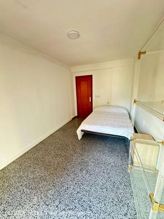  Se alquila habitación en piso compartido en Valencia - VALENCIA 