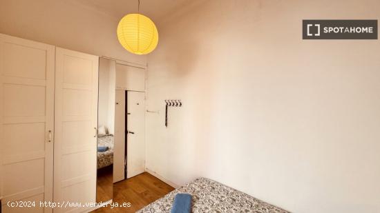 Se alquila habitación en piso compartido en Barcelona - BARCELONA