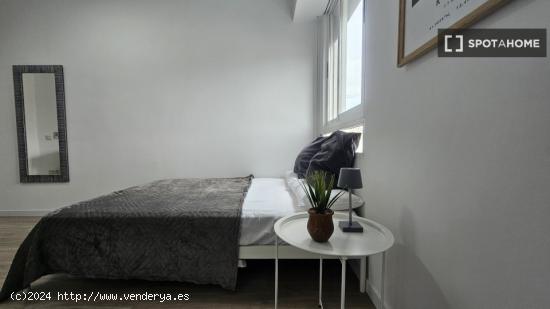 Se alquila habitación en piso de 5 habitaciones en Valencia. - VALENCIA