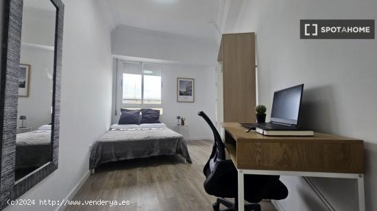 Se alquila habitación en piso de 5 habitaciones en Valencia. - VALENCIA