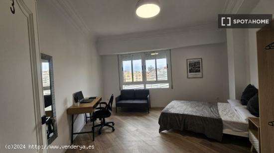 Se alquila habitación en piso de 5 habitaciones en Valencia. - VALENCIA