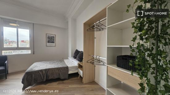 Se alquila habitación en piso de 5 habitaciones en Valencia. - VALENCIA