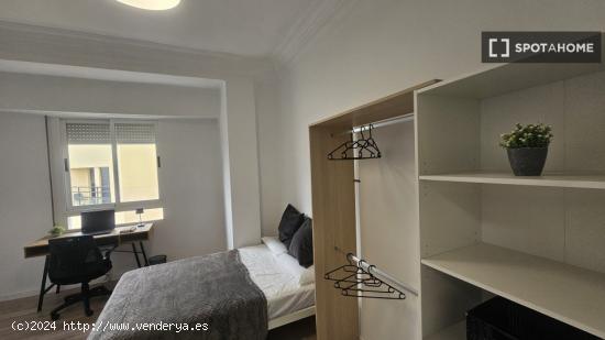 Se alquila habitación en piso de 5 habitaciones en Valencia. - VALENCIA