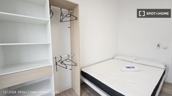 Se alquila habitación en piso de 5 habitaciones en Valencia. - VALENCIA