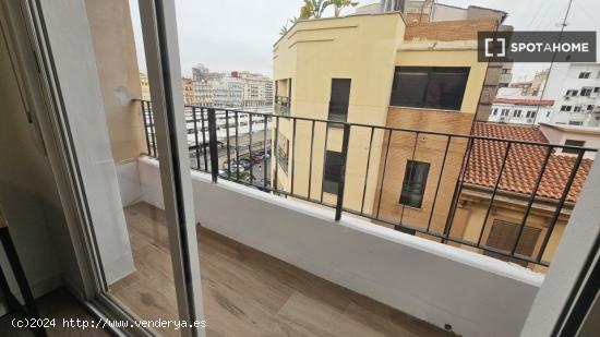 Se alquila habitación en piso de 5 habitaciones en Valencia. - VALENCIA