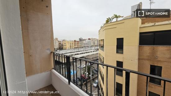 Se alquila habitación en piso de 5 habitaciones en Valencia. - VALENCIA