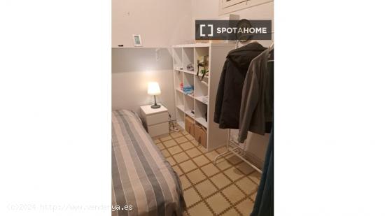 Habitación en piso compartido en barcelona. - BARCELONA