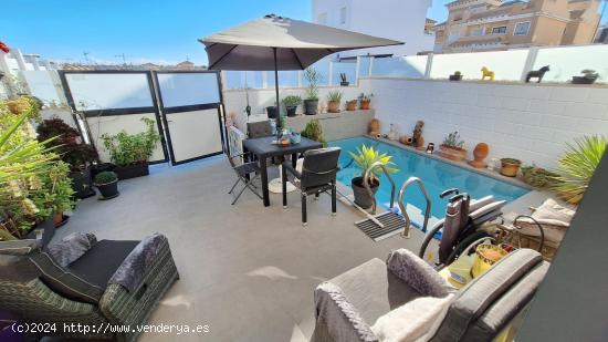 GRAN CHALET CON PISCINA PROPIA EN ORIHUELA COSTA, 3 HAB, 3  BAÑOS - ALICANTE