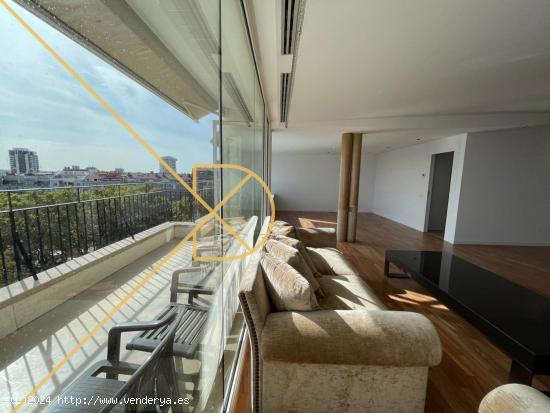 Ático de 190m2 en alquiler, con terraza y vistas al  Turó Parc - BARCELONA