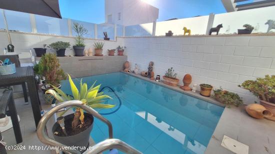 GRAN CHALET CON PISCINA PROPIA EN ORIHUELA COSTA, 3 HAB, 3  BAÑOS - ALICANTE