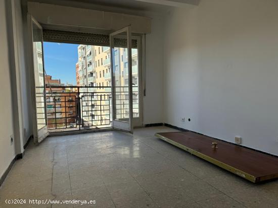 OPORTUNIDAD PISO DE TRES HABITACIONES ZONA SANT JOSEP - BARCELONA