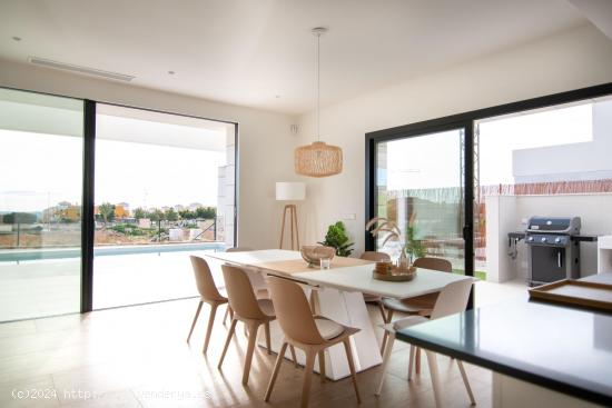 PRECIOSAS VILLAS DE 3 HABITACIONES Y 3 BAÑOS EN LOS MONTESINOS - ALICANTE