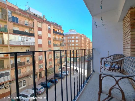 Excelente vivienda con ascensor a cota cero de cuatro dormitorios. - VALENCIA