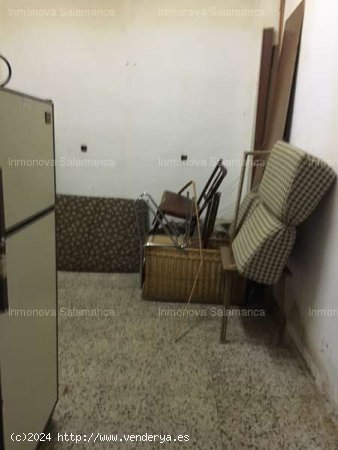 SALAMANCA ( Avda . Federico Anaya ) : Local apto para cualquier negocio . 300 € - Salamanca