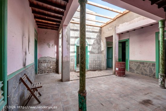 Oportunidad única en el corazón de Arrecife! Encantadora casa terrera con patio central y 