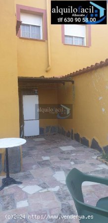  SE ALQUILA CHALET EN URBANIZACION EL TRIGAL / 3 DORMITORIOS/ 900 € 