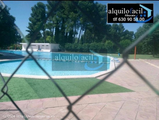 SE ALQUILA CHALET EN URBANIZACION EL TRIGAL / 3 DORMITORIOS/ 900 €