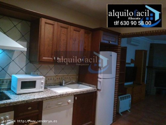 SE ALQUILA CHALET EN URBANIZACION EL TRIGAL / 3 DORMITORIOS/ 900 €