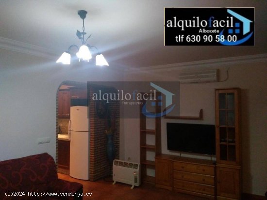 SE ALQUILA CHALET EN URBANIZACION EL TRIGAL / 3 DORMITORIOS/ 900 €