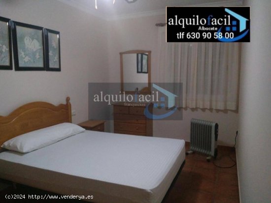 SE ALQUILA CHALET EN URBANIZACION EL TRIGAL / 3 DORMITORIOS/ 900 €