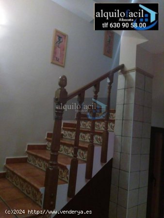 SE ALQUILA CHALET EN URBANIZACION EL TRIGAL / 3 DORMITORIOS/ 900 €