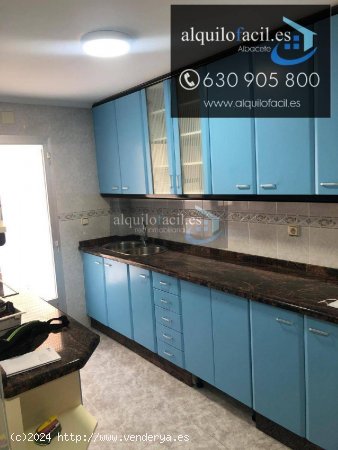 SE ALQUILA PISO PARA ESTUDIANTES EN JOSE CARBAJAL DE 4 HABITACIONES Y 2 BAÑOS POR 250€ CADA HABIT