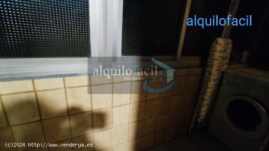 SE ALQUILA PISO EN C/ BATALLA DEL SALADO DE 3 DORMITORIOS POR 300€