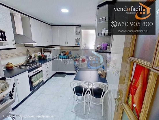 SE VENDE O ALQUILA CON OPCION A COMPRA PISO EN C/ CRUZ CON GARAJE. TRASTERO Y PATIO DE 50 METROS DE 