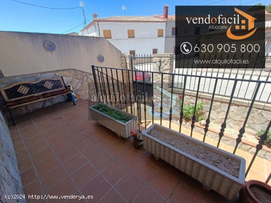 SE VENDE ADOSADO EN VILLAVALIENTE DE 6 HABITACIONES ,3 BAÑOS Y PATIO DE 40 METROS POR 180.000€