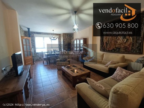 SE VENDE ADOSADO EN VILLAVALIENTE DE 6 HABITACIONES ,3 BAÑOS Y PATIO DE 40 METROS POR 180.000€