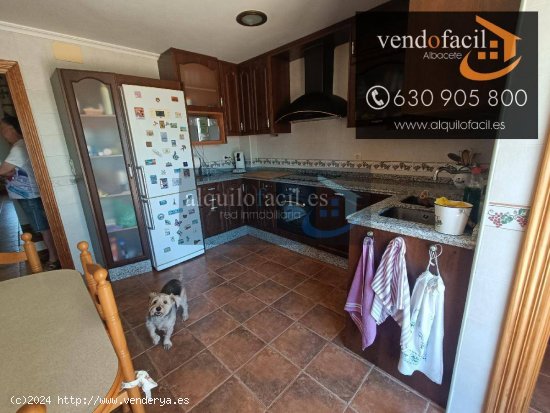 SE VENDE ADOSADO EN VILLAVALIENTE DE 6 HABITACIONES ,3 BAÑOS Y PATIO DE 40 METROS POR 180.000€