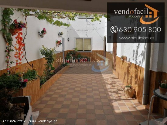  SE VENDE CASA EN BARRAX DE 5 DORMITORIOS Y PATIO DE 50 METROS POR 82000€ 