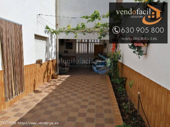 SE VENDE CASA EN BARRAX DE 5 DORMITORIOS Y PATIO DE 50 METROS POR 82000€