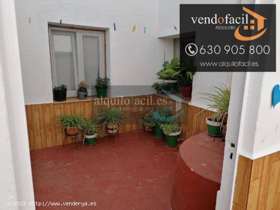 SE VENDE CASA EN BARRAX DE 5 DORMITORIOS Y PATIO DE 50 METROS POR 82000€