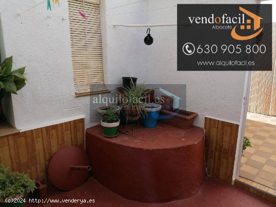 SE VENDE CASA EN BARRAX DE 5 DORMITORIOS Y PATIO DE 50 METROS POR 82000€