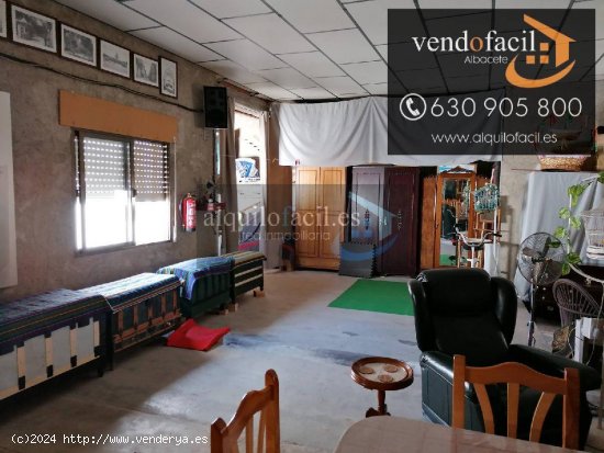 SE VENDE CASA EN BARRAX DE 5 DORMITORIOS Y PATIO DE 50 METROS POR 82000€