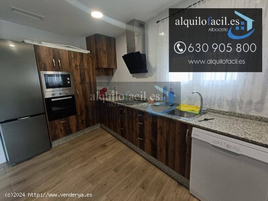 SE ALQUILA PISO DE 2 DORMITORIOS EN URB EL TRIGAL POR 900€ TODO INCLUIDO