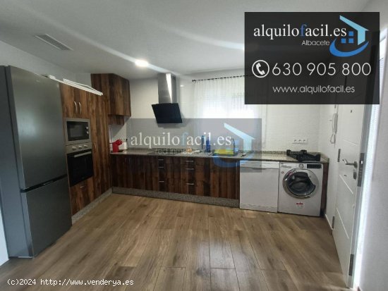 SE ALQUILA PISO DE 2 DORMITORIOS EN URB EL TRIGAL POR 900€ TODO INCLUIDO