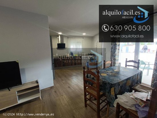 SE ALQUILA PISO DE 2 DORMITORIOS EN URB EL TRIGAL POR 900€ TODO INCLUIDO